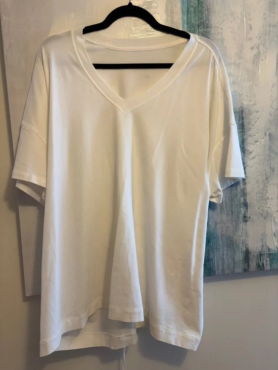 lululemon athletica White V-Neck Short Sleeve Tee - Relaxed Fit - Picture 5 of 7